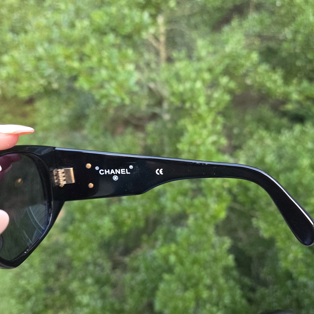 CHANEL Black CC Sunglasses - Picture 4 of 5